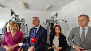 27.09.2021. Mniów. Otwarcie siłowni. Od lewej: Anna Krupka - wiceminister kultury, dziedzictwa narodowego i sportu, Piotr Wilczak - wójt Mniowa, Maria Tomaszewska - dyrektor Szkoły Podstawowej im. Jana Pawła II, Michał Milcarz - zastępca wójta / Marcin Marszałek / Radio Kielce