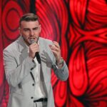 04.09.2021. Opole. Krystian Ochman podczas koncertu „Premiery” w drugim dniu 58. Krajowego Festiwalu Polskiej Piosenki w Opolu / Krzysztof Świderski / PAP