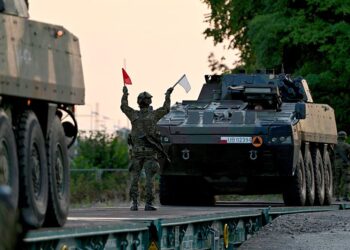 05.09.2021. Szczecin. Żołnierze 12. Szczecińskiej Dywizji Zmechanizowanej podczas przemieszczenia. Ponad 4000 żołnierzy i ponad 1000 jednostek sprzętu wojskowego ze wszystkich jednostek „dwunastki” wykonuje przemieszczenie na dużą odległość. Jest to jeden z największych przerzutów wojska z północno-zachodniej Polski na południowo-wschodnie tereny / Marcin Bielecki / PAP