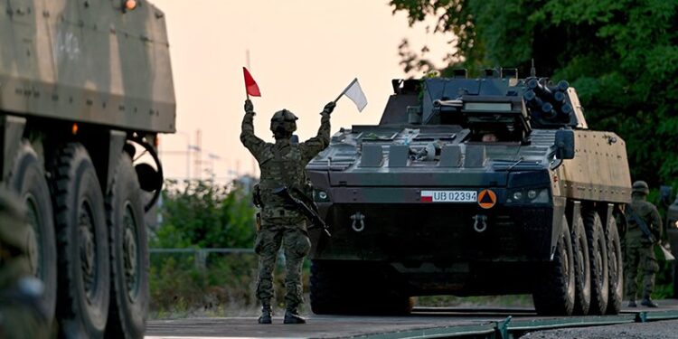 05.09.2021. Szczecin. Żołnierze 12. Szczecińskiej Dywizji Zmechanizowanej podczas przemieszczenia. Ponad 4000 żołnierzy i ponad 1000 jednostek sprzętu wojskowego ze wszystkich jednostek „dwunastki” wykonuje przemieszczenie na dużą odległość. Jest to jeden z największych przerzutów wojska z północno-zachodniej Polski na południowo-wschodnie tereny / Marcin Bielecki / PAP