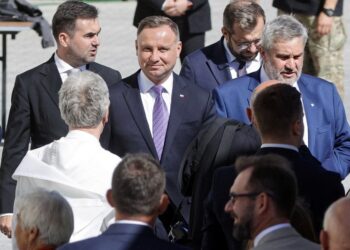 05.09.2021. Częstochowa. Prezydent Andrzej Duda (w środku), sekretarz stanu w KPRP Błażej Spychalski (z lewej), minister rolnictwa i rozwoju wsi Grzegorz Puda (drugi z prawej) oraz przewodniczący Rady ds. Rolnictwa i Obszarów Wiejskich Jan Krzysztof Ardanowski (z prawej) podczas ogólnopolskich uroczystości dożynkowych na Jasnej Górze / PAP/Waldemar Deska