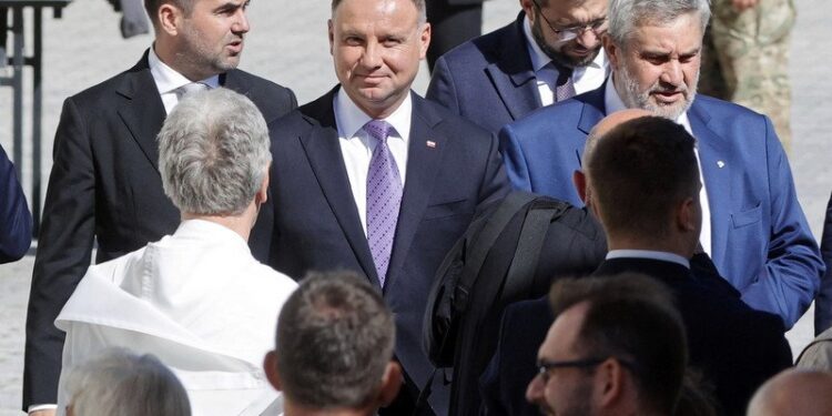 05.09.2021. Częstochowa. Prezydent Andrzej Duda (w środku), sekretarz stanu w KPRP Błażej Spychalski (z lewej), minister rolnictwa i rozwoju wsi Grzegorz Puda (drugi z prawej) oraz przewodniczący Rady ds. Rolnictwa i Obszarów Wiejskich Jan Krzysztof Ardanowski (z prawej) podczas ogólnopolskich uroczystości dożynkowych na Jasnej Górze / PAP/Waldemar Deska