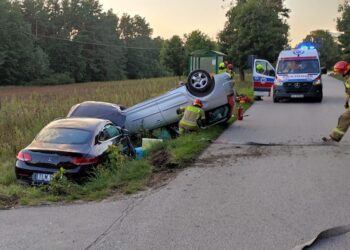 02.09.2021. Niwiska Krasocińskie. Zderzenie dwóch samochodów / Komenda Powiatowa Państwowej Straży Pożarnej we Włoszczowie