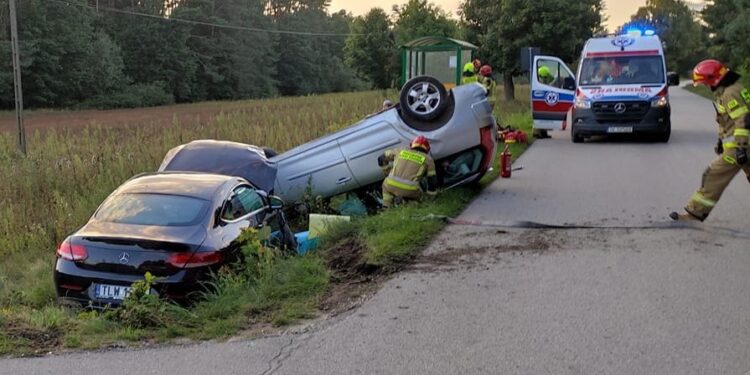 02.09.2021. Niwiska Krasocińskie. Zderzenie dwóch samochodów / Komenda Powiatowa Państwowej Straży Pożarnej we Włoszczowie