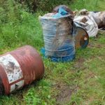 Wyrzucone beczki na terenie gminy Kazimierza Wielka / Adam Bodzioch