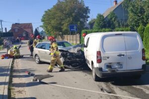 03.09.2021. Czostków. Zderzenie czołowe dwóch samochodów osobowych / Komenda Powiatowa Państwowej Straży Pożarnej we Włoszczowie/Facebook