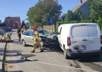 03.09.2021. Czostków. Zderzenie czołowe dwóch samochodów osobowych / Komenda Powiatowa Państwowej Straży Pożarnej we Włoszczowie/Facebook
