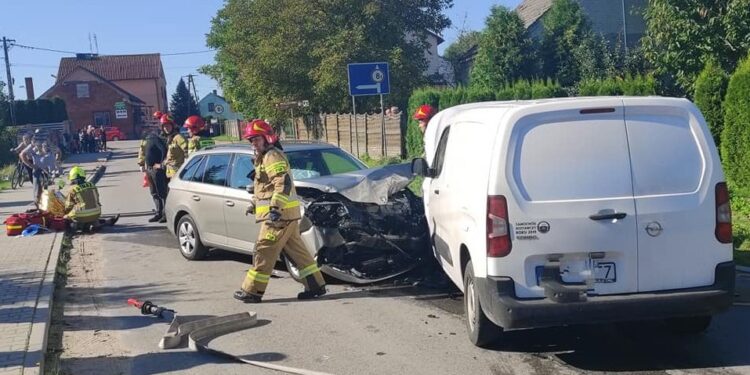 03.09.2021. Czostków. Zderzenie czołowe dwóch samochodów osobowych / Komenda Powiatowa Państwowej Straży Pożarnej we Włoszczowie/Facebook