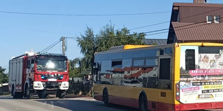 06.09.2021. Bilcza, ul. Podgórze. Zatrzymany autobus w którym mężczyzna groził wysadzeniem butli / Ochotnicza Straż Pożarna w Bilczy