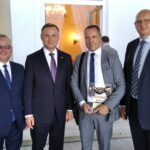 10.09.2021. Warszawa. Wręczenie nagród w konkursie „Pracodawca Przyjazny Pracownikom”. Na zdjęciu (od lewej): Dariusz Mietelski – Przewodniczący KZ NSZZ „Solidarność" w Lhoist Bukowa, Prezydent RP Andrzej Duda, Piotr Biskup – Prezes Zarządu Lhoist Bukowa, Rafał Wygoda – wiceprzewodniczący KZ NSZZ „Solidarność" w Lhoist Bukowa / Dariusz Mietelski / NSZZ „Solidarność"