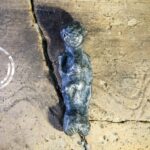 20.09.2021. Chodlik. Figurka znaleziona przez członków stowarzyszenia historycznego „Pasja” z Końskich / Dr Łukasz Miechowicz