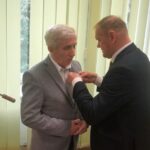 25.09.2021. Kazimierza Wielka. Odznaczenie burmistrza Kazimierzy odznaką „Zasłużony dla Rolnictwa”. Na zdjęciu (od lewej): Adam Bodzioch - burmistrz Kazimierzy Wielkiej, Lech Kuropatwiński - doradca Prezydenta RP Andrzeja Dudy do spraw rolnictwa / Gmina Kazimierza