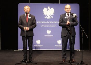 27.09.2021. Kielce. Konferencja prasowa ministra zdrowia oraz wojewody świętokrzyskiego. Na zdjęciu (od lewej): Zbigniew Koniusz - wojewoda świętokrzyski i Adam Niedzielski - minister zdrowia / Wiktor Taszłow / Radio Kielce