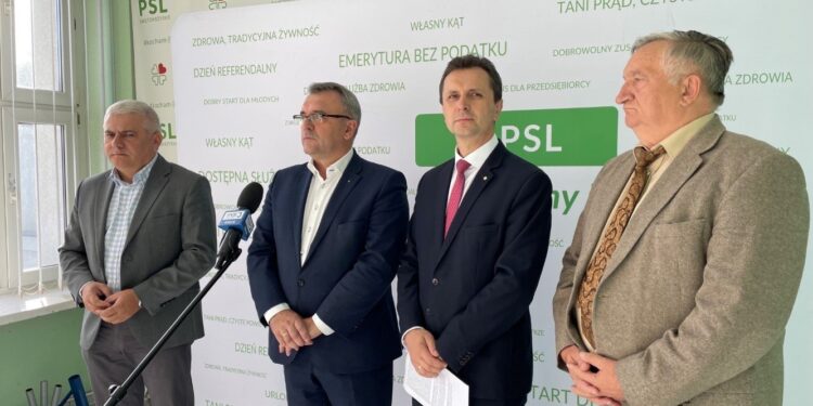 28.09.2021. Konferencja PSL. Na zdjęciu (od lewej): radni sejmiku PSL - Andrzej Swajda, Piotr Żołądek, Leszek Wawrzyła, Tadeusz Kowalczyk / Michał Kita / Radio Kielce