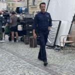 14.09.2021. Sandomierz. Plan filmowy serialu „Ojciec Mateusz". Na zdjęciu: Rafał Cieszyński - filmowy policjant Przemysław Gibalski / Grażyna Szlęzak-Wójcik / Radio Kielce
