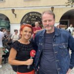 14.09.2021. Sandomierz. Plan filmowy serialu „Ojciec Mateusz". Na zdjęciu: Grażyna Szlęzak-Wójcik - Radio Kielce, Artur Żmijewski - filmowy ojciec Mateusz / Grażyna Szlęzak-Wójcik / Radio Kielce