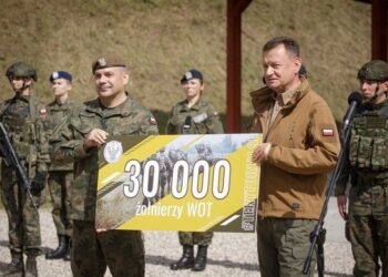 Na zdjęciu (od lewej): gen. dyw. Wiesław Kukuła - dowódca WOT, Mariusz Błaszczak - minister obrony narodowej / polskazbrojna.pl