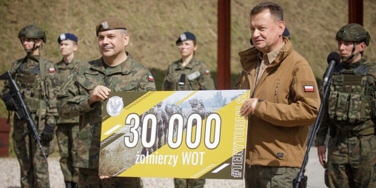 Na zdjęciu (od lewej): gen. dyw. Wiesław Kukuła - dowódca WOT, Mariusz Błaszczak - minister obrony narodowej / polskazbrojna.pl