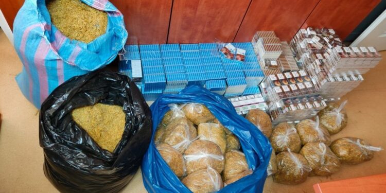 Policjanci w trakcie przeszukania zabezpieczyła blisko 49 kg krajanki tytoniowej oraz ponad 1,5 tys. paczek papierosów, bez polskich banderoli / świętokrzyska policja