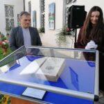 21.09.2021. Pińczów. Przekazanie XVIII-wiecznego starodruku do zbiorów Muzeum Regionalnego. Na zdjęciu (od lewej): Krzysztof Myśliński z Muzeum Historii Kielc i Justyna Dziadek - dyrektor muzeum / Marta Gajda-Kruk / Radio Kielce
