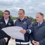 20.09.2021. Sandomierz. Konferencja Prezesa Wód Polskich. Na zdjęciu (od lewej): Przemysław Daca - prezes Wód Polskich, Rafał Weber - sekretarz stanu w Ministerstwie Infrastruktury, Marek Kwitek - poseł PiS / Paulina Michta / Radio Kielce