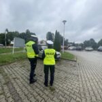 01.09.2021. Ćmińsk. Policja pilnuje drogi przy szkole / Monika Miller / Radio Kielce