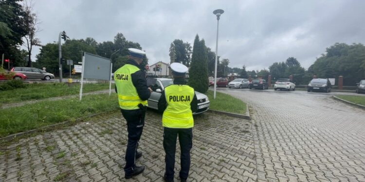 01.09.2021. Ćmińsk. Policja pilnuje drogi przy szkole / Monika Miller / Radio Kielce