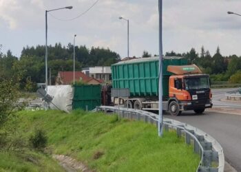 13.09.2021. Boksycka. Przewrócona przyczepa z odpadami / Ratownictwo Powiatu Ostrowieckiego/Facebook