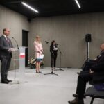 21.09.2021. Michniów. Spotkanie poświęcone współpracy międzynarodowej na rzecz upamiętnienia ofiar KL Gusen. Na zdjęciu wiceminister spraw zagranicznych Szymon Szynkowski vel Sęk (po lewej), Andrzej Bętkowski - marszałek województwa (po prawej) / Ministerstwo Spraw Zagranicznych