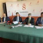 06.09.2021. Sandomierz. Podpisanie umowy o współpracy w ramach Miejskiego Obszaru Funkcjonalnego. Na zdjęciu (od lewej): Robert Paluch -wójt gminy Wilczyce,  Witold Surowiec - wójt gminy Samborzec, Marcin Marzec - burmistrz Sandomierza, Marek Łukaszek - wójt gminy Dwikozy,  Krzysztof Tworek - wójt gminy Obrazów / Grażyna Szlęzak-Wójcik / Radio Kielce