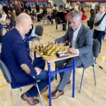 26.09.2021. Zagnańsk. I Ogólnopolski Turniej Szachowy z okazji 1021. urodzin Dębu Bartka. Na zdjęciu (od lewej): Wojciech Ślefarski - wójt Zagnańska i senator Krzysztof Słoń / mat. organizatora