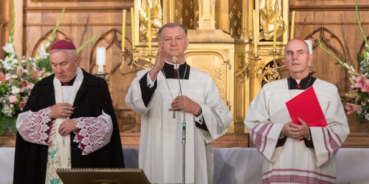 Abp Józef Guzdek obejmuje archidiecezję białostocką / Monika Kalicka / Radio Białystok