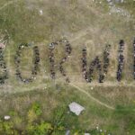 25.09.2021. Kielce. Żywy napis poświęcony patronowi III LO Cyprianowi Kamilowi Norwidowi / Piotr Szmajdel / LobsterMedia.pl