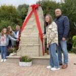 29.09.2021. Doły Biskupie. Odsłonięcie rzeźby fabryki tektury Witulin / Emilia Sitarska / Radio Kielce