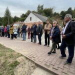 29.09.2021. Doły Biskupie. Odsłonięcie rzeźby fabryki tektury Witulin / Emilia Sitarska / Radio Kielce