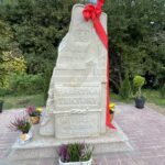 29.09.2021. Doły Biskupie. Odsłonięcie rzeźby fabryki tektury Witulin / Emilia Sitarska / Radio Kielce