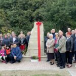 29.09.2021. Doły Biskupie. Odsłonięcie rzeźby fabryki tektury Witulin / Emilia Sitarska / Radio Kielce