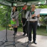 24.09.2021. Busko-Zdrój. Odsłonięcie tablicy i nadanie imienia hm. Leszka Marcińca buskiemu Domowi Harcerza. Na zdjęciu (Od lewej): druhna Iwona Kąkol, Adam Gadawski - komendant Hufca ZHP Busko-Zdrój, zastępca komendanta Hufca harcmistrzyni Teresa Pater / Marta Gajda-Kruk / Radio Kielce