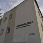 24.09.2021. Busko-Zdrój. Odsłonięcie tablicy i nadanie imienia hm. Leszka Marcińca buskiemu Domowi Harcerza / Marta Gajda-Kruk / Radio Kielce