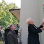 24.09.2021. Busko-Zdrój. Odsłonięcie tablicy i nadanie imienia hm. Leszka Marcińca buskiemu Domowi Harcerza. Tablicę odsłania żona Leszka Marcińca - Stanisława Marciniec, za nią stoi Leszek Gadawski - prezes TMB i Waldemar Sikora - burmistrz Buska / Marta Gajda-Kruk / Radio Kielce