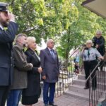 24.09.2021. Busko-Zdrój. Odsłonięcie tablicy i nadanie imienia hm. Leszka Marcińca buskiemu Domowi Harcerza. Na zdjęciu (od lewej): Tomasz Rejmer - Komendant ZHP Chorągwi Kieleckiej, Leszek Gadawski - prezes TMB, Stanisława Marciniec i Waldemar Sikora - burmistrz Buska-Zdroju / Marta Gajda-Kruk / Radio Kielce