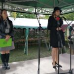 24.09.2021. Busko-Zdrój. Odsłonięcie tablicy i nadanie imienia hm. Leszka Marcińca buskiemu Domowi Harcerza. Czyta wnuczka Leszka Marcińca Magdalena Jurczyk / Marta Gajda-Kruk / Radio Kielce