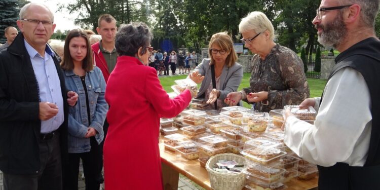 20.09.2020. Jędrzejów. Kiermasz słodkości u ojców cystersów / Ewa Pociejowska-Gawęda / Radio Kielce