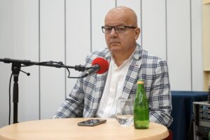 05.09.2021. Studio Polityczne Radia Kielce. Na zdjęciu: Jacek Skórski, Nowa Lewica / Robert Felczak / Radio Kielce