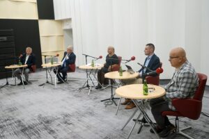 05.09.2021. Studio Polityczne Radia Kielce. Na zdjęciu (od lewej): Jarosław Rusiecki - senator PiS; Czesław Siekierski, PSL - Koalicja Polska; Anna Myślińska, Platforma Obywatelska - Koalicja Obywatelska; Dawid Lewicki, Konfederacja - Partia Korwin; Jacek Skórski, Nowa Lewica / Robert Felczak / Radio Kielce