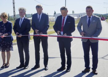 06.09.2021. Piekoszów. Otwarcie nowej drogi. Na zdjęciu (od lewej): Barbara Drogosz - przewodnicząca Rady Gminy Piekoszów, Krzysztof Słoń - Krzysztof Słoń - senator PiS, Zbigniew Piątek - wójt Piekoszowa, Zbigniew Koniusz - wojewoda świętokrzyski, Cezary Majcher - członek zarządu powiatu kieleckiego / Anna Kwapisz / Radio Kielce