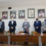 08.09.2021. Kielce. Przekształcenie dwóch oddziałów Świętokrzyskiego Centrum Matki i Noworodka w Kielcach w kliniki. Na zdjęciu (od lewej): Andrzej Witczak - kierownik Klinki Położnictwa, Ginekologii i Endokrynologii Ginekologicznej, Rafał Szpak - dyrektor Świętokrzyskiego Centrum Matki i Noworodka, Stanisław Głuszek - rektor Uniwersytetu Jana Kochanowskiego, Stefan Bąk - członek zarządu powiatu kieleckiego, Cezary Majcher - członek zarządu powiatu / Anna Kwapisz / Radio Kielce