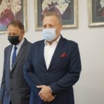 08.09.2021. Kielce. Przekształcenie dwóch oddziałów Świętokrzyskiego Centrum Matki i Noworodka w Kielcach w kliniki. Na zdjęciu (od lewej): Andrzej Witczak - kierownik Klinki Położnictwa, Ginekologii i Endokrynologii Ginekologicznej, Rafał Szpak - dyrektor Świętokrzyskiego Centrum Matki i Noworodka / Anna Kwapisz / Radio Kielce