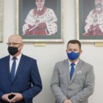 08.09.2021. Kielce. Przekształcenie dwóch oddziałów Świętokrzyskiego Centrum Matki i Noworodka w Kielcach w kliniki. Na zdjęciu (od lewej): Stefan Bąk - członek zarządu powiatu kieleckiego, Cezary Majcher - członek zarządu powiatu / Anna Kwapisz / Radio Kielce