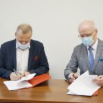 08.09.2021. Kielce. Przekształcenie dwóch oddziałów Świętokrzyskiego Centrum Matki i Noworodka w Kielcach w kliniki. Na zdjęciu (od lewej): Rafał Szpak - dyrektor Świętokrzyskiego Centrum Matki i Noworodka, Stanisław Głuszek - rektor UJK / Anna Kwapisz / Radio Kielce